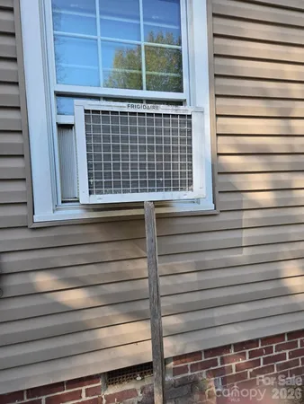 a view of a house with backyard