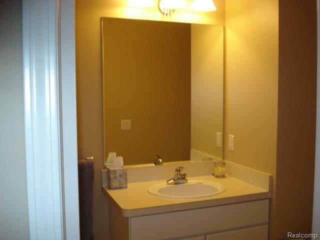 1423 Kentfield Drive Rochester, MI 48307 - Photo 18 of 21 Guest Bath