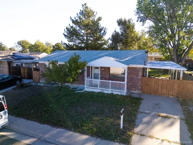 a view of house with garden