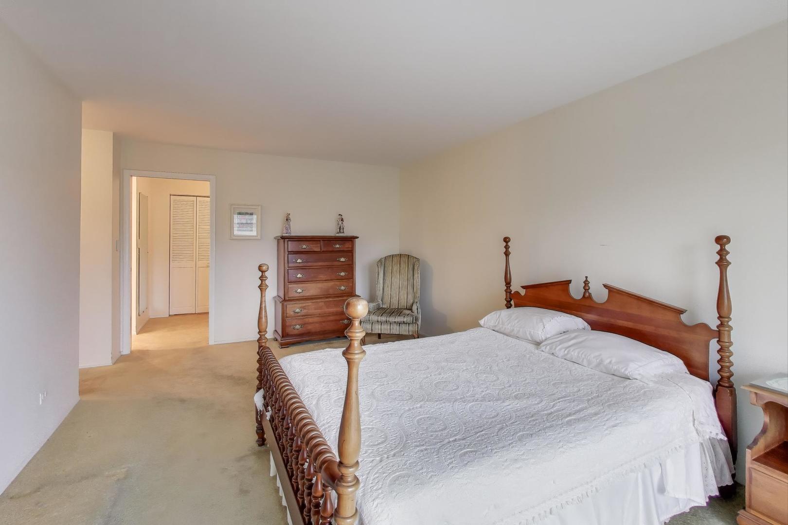 828 Oakton Street, Unit 5F Evanston, IL 60202 - Photo 19 of 37 a bedroom with a bed and a closet