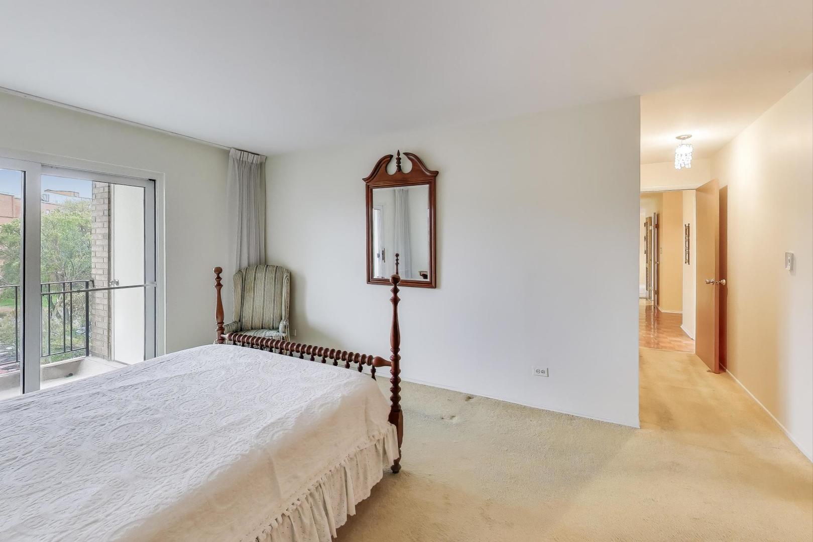 828 Oakton Street, Unit 5F Evanston, IL 60202 - Photo 20 of 37 a bedroom with a bed and a painting on the wall