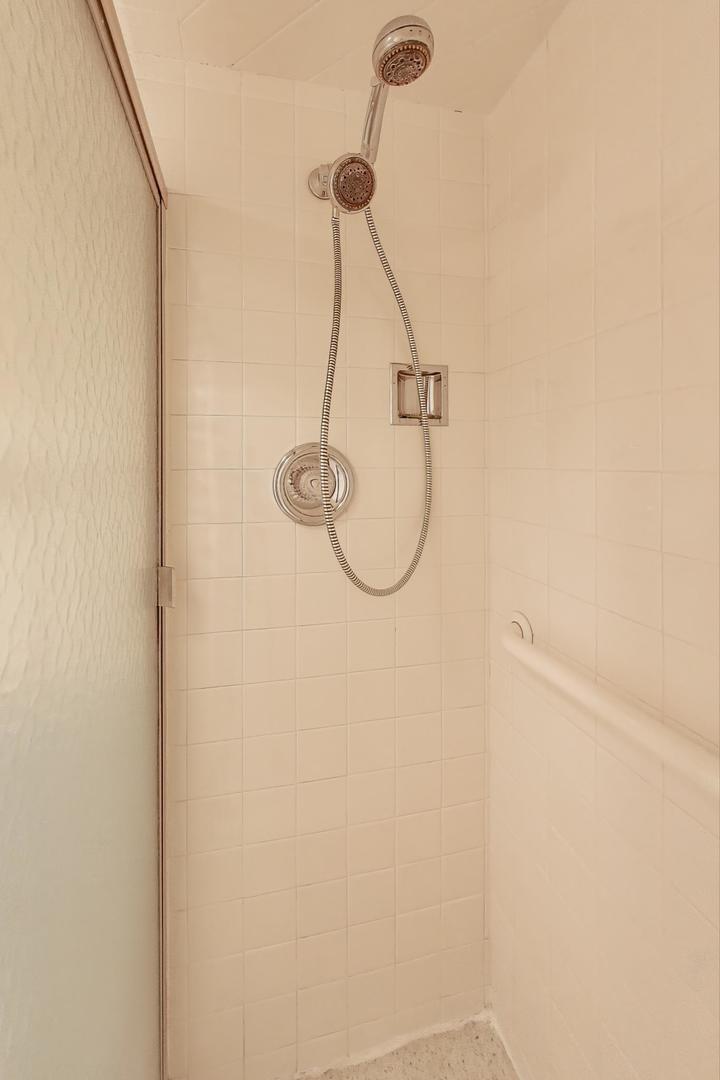 828 Oakton Street, Unit 5F Evanston, IL 60202 - Photo 23 of 37 a bathroom with a shower