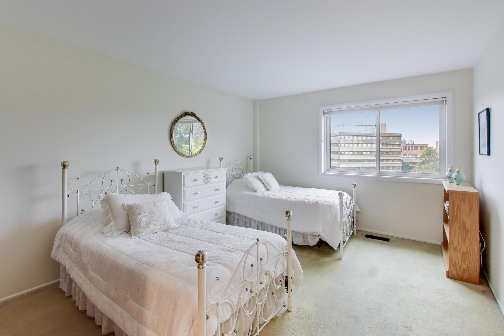 828 Oakton Street, Unit 5F Evanston, IL 60202 - Photo 28 of 37 a bedroom with two beds and a window