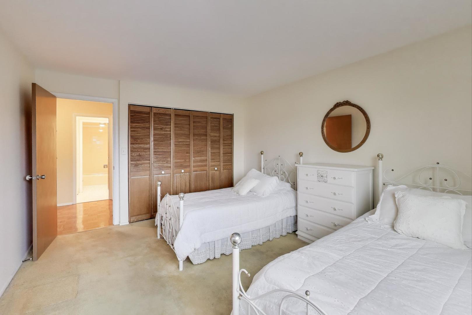 828 Oakton Street, Unit 5F Evanston, IL 60202 - Photo 29 of 37 a bedroom with two beds and a large window