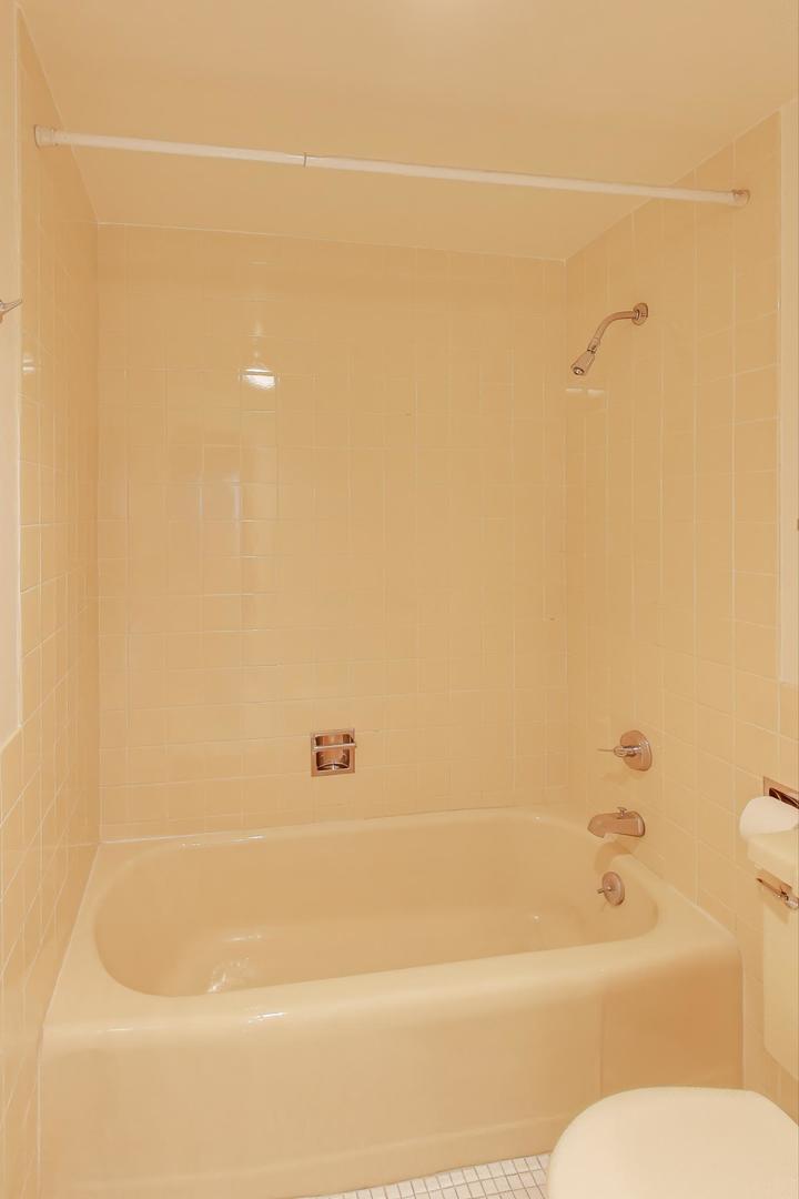 828 Oakton Street, Unit 5F Evanston, IL 60202 - Photo 31 of 37 a bathroom with a shower and a toilet