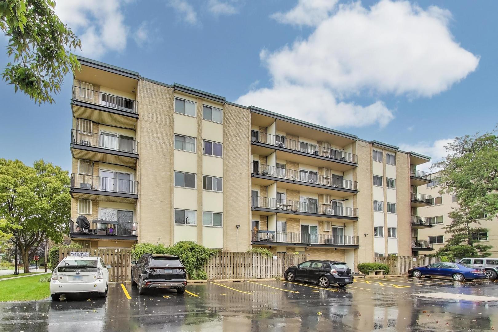828 Oakton Street, Unit 5F Evanston, IL 60202 - Photo 34 of 37 a front view of a building with street view and car parked