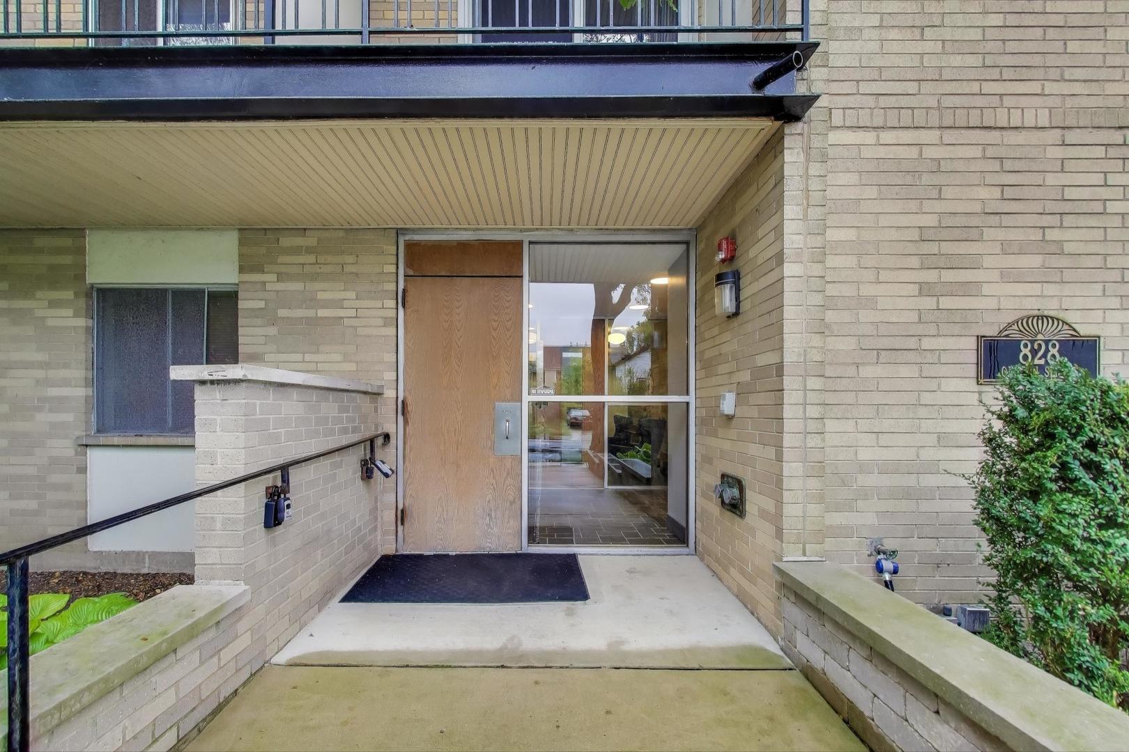 828 Oakton Street, Unit 5F Evanston, IL 60202 - Photo 4 of 37 a view of balcony