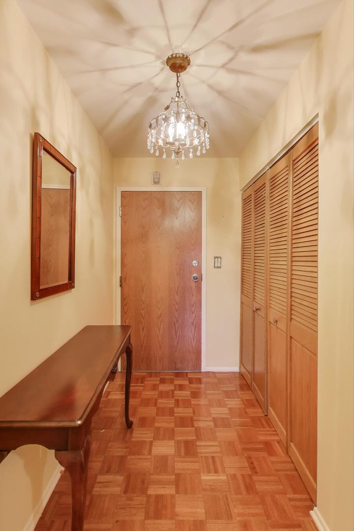 828 Oakton Street, Unit 5F Evanston, IL 60202 - Photo 8 of 37 a view of a livingroom with a workspace