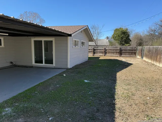 a view of a house with backyard