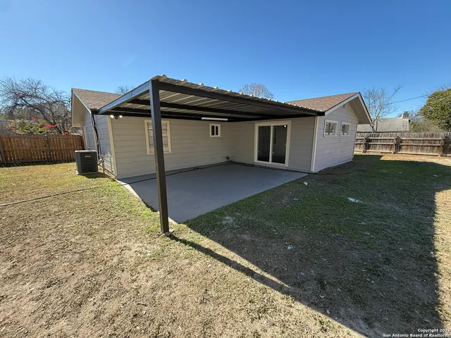 a view of a backyard