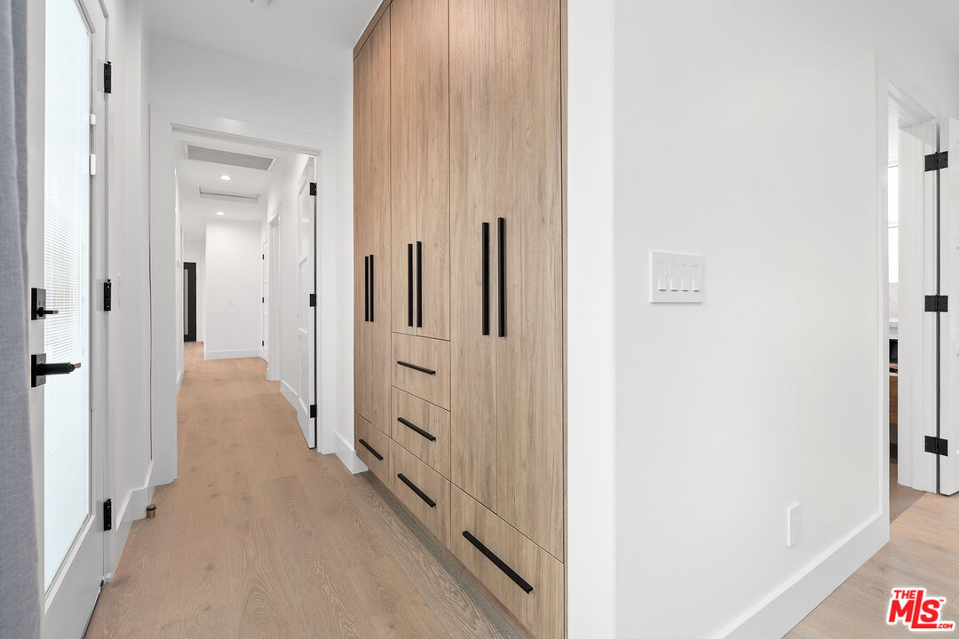 1901 South Point View Street Los Angeles, CA 90034 - Photo 14 of 22