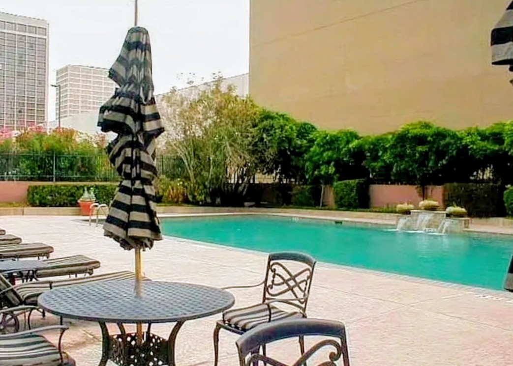 5150 Hidalgo Street, Unit 1503 Houston, TX 77056 - Photo 14 of 16 a table and chairs in a garden