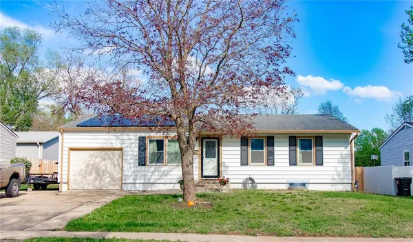 $265,900 | 1211 North Cedarcrest Drive, Independence, MO 64056