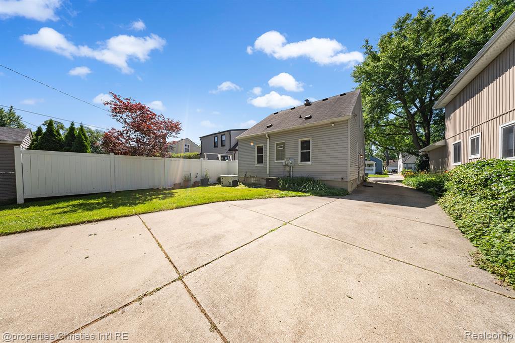 972 Harvard Road Berkley, MI 48072 - Photo 8 of 29