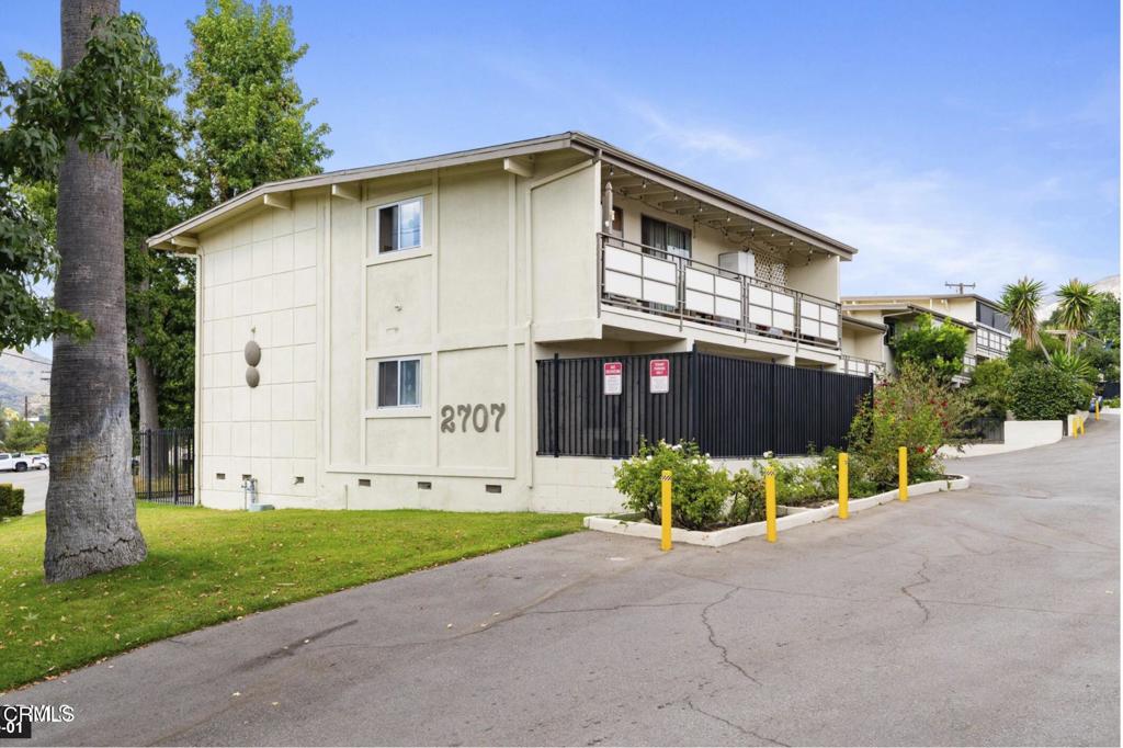 2707 Montrose Avenue, Unit 10 Montrose, CA 91020 - Photo 2 of 15 a view of a house with a yard