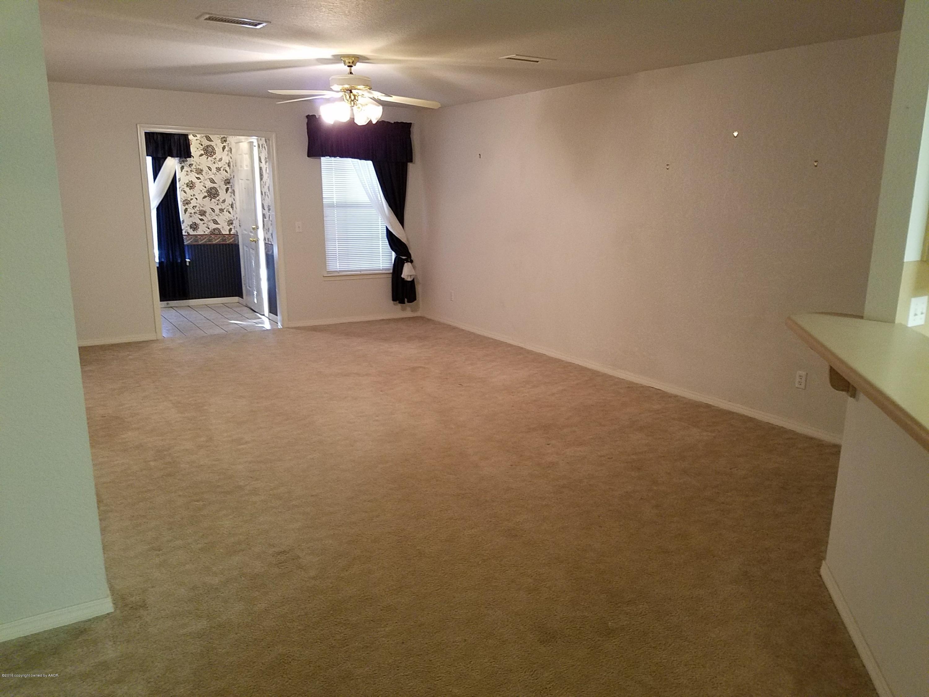 3119 Hobbs Road Amarillo, TX 79109 - Photo 3 of 13 Living Room