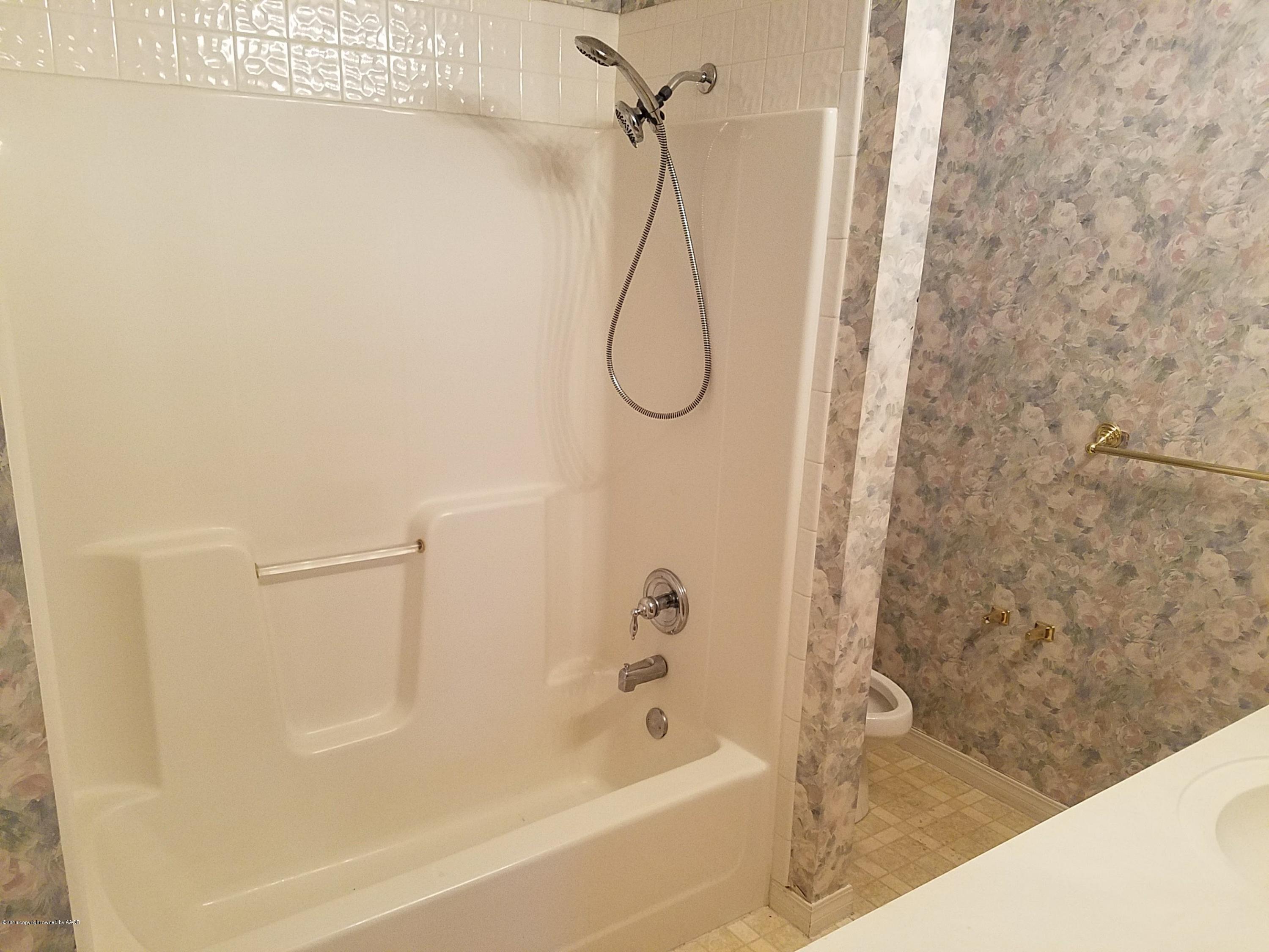 3119 Hobbs Road Amarillo, TX 79109 - Photo 7 of 13 Bathroom 2