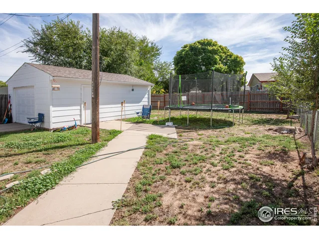 a view of backyard with a garden and trees