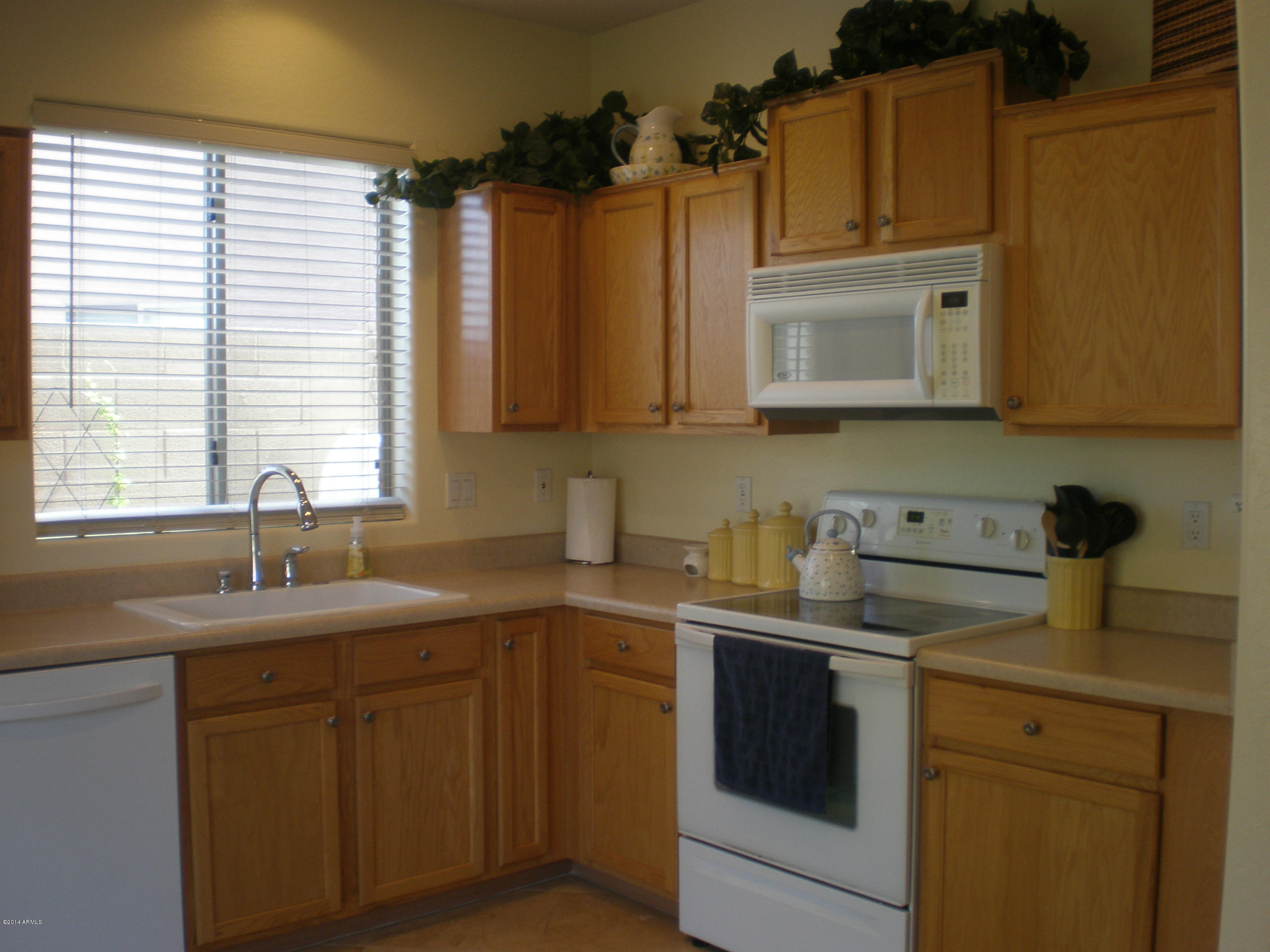 4576 East Del Rio Street Gilbert, AZ 85295 - Photo 8 of 23 Kitchen