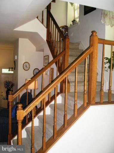 201 Crossing Road Fredericksburg, VA 22406 - Photo 7 of 10 Staircase