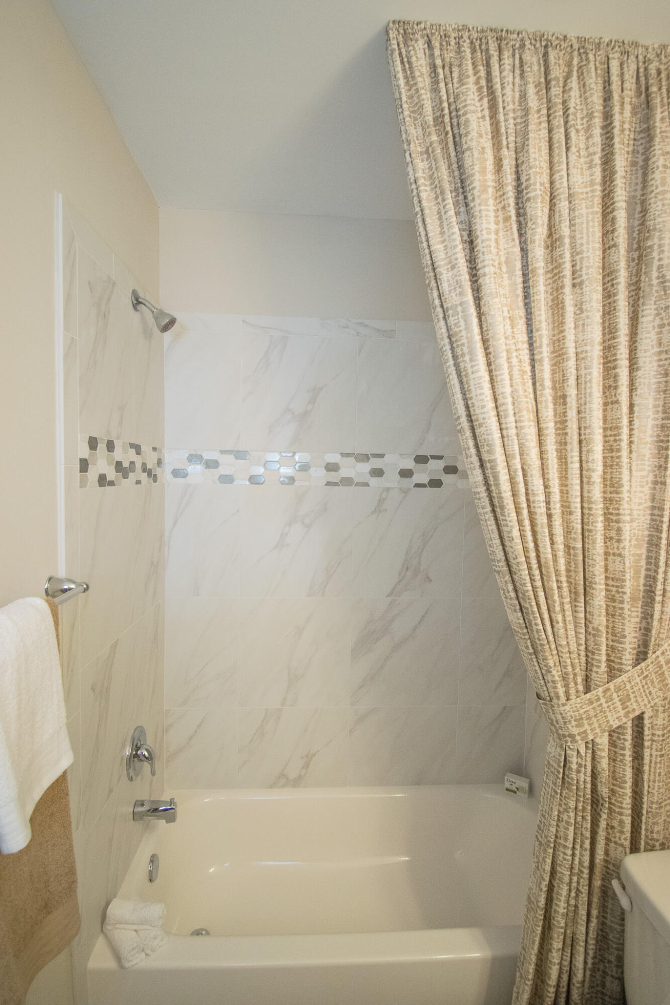 14377 Sims Road, Unit 14390 Delray Beach, FL 33484 - Photo 11 of 13 a bathroom with a bathtub