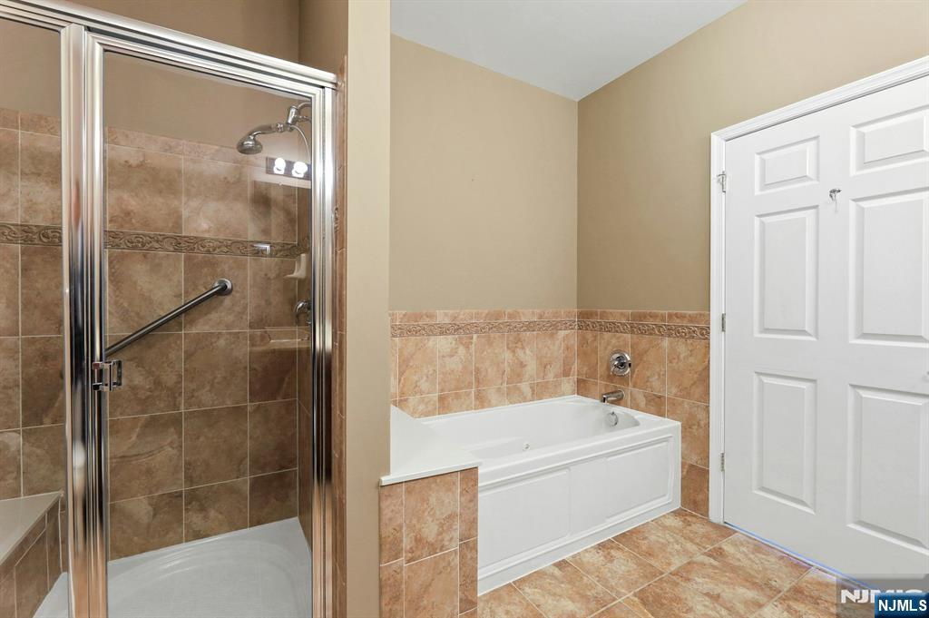 6 Cliff Road, Unit D2 Woodland Park, NJ 07424 - Photo 18 of 40 a bathroom with a tub and shower