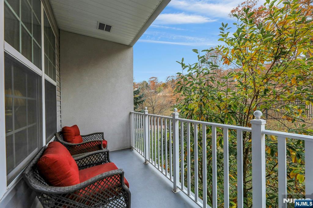 6 Cliff Road, Unit D2 Woodland Park, NJ 07424 - Photo 25 of 40 a wooden bench sitting in backside of a house
