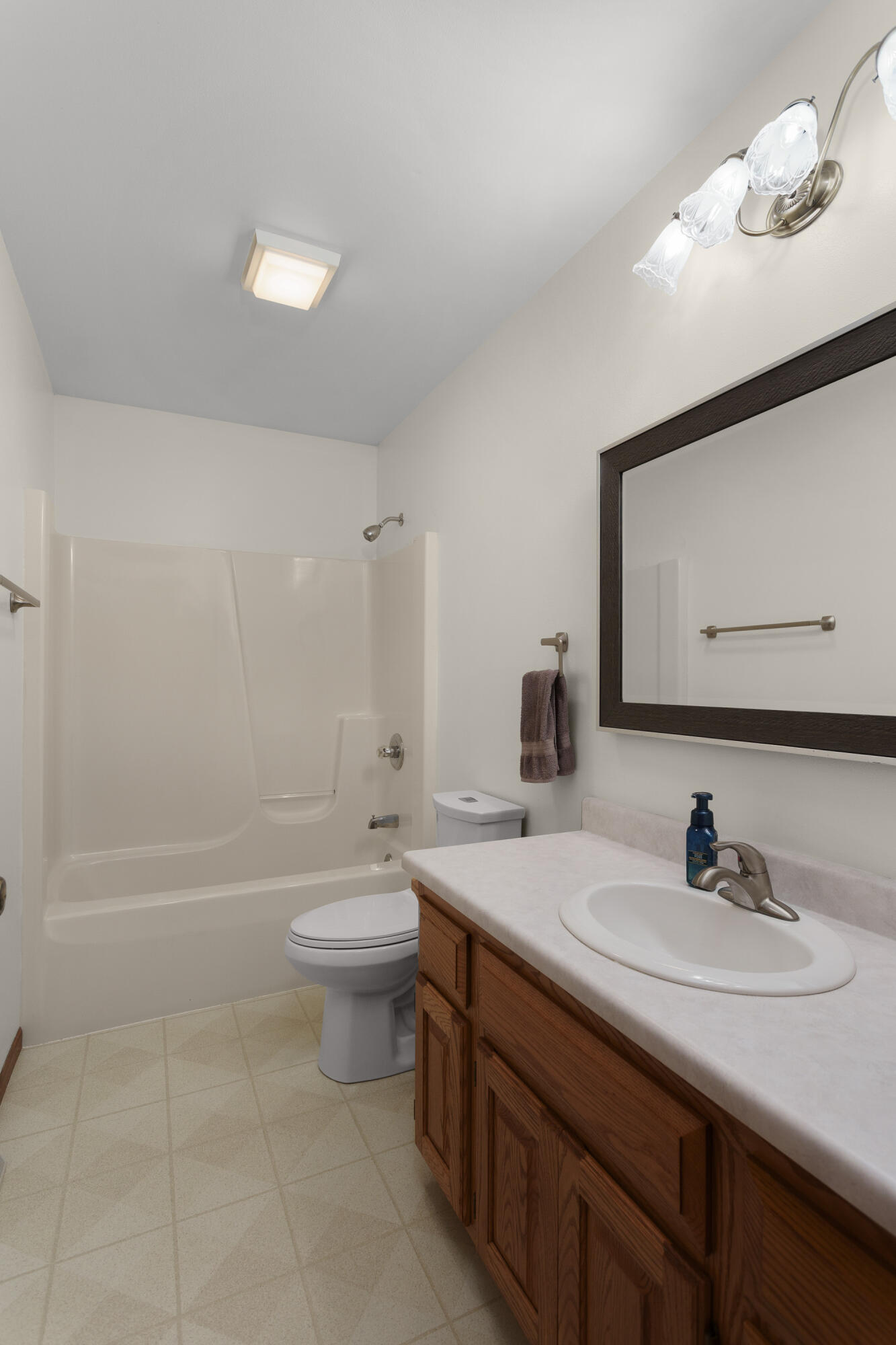 706 Woodbridge Trail Watertown, WI 53094 - Photo 15 of 38 Full bathroom, main level
