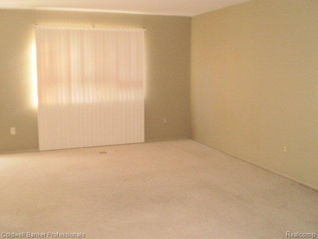 101 Stratford Lane, Unit 85 Rochester, MI 48309 - Photo 7 of 25 Living Room