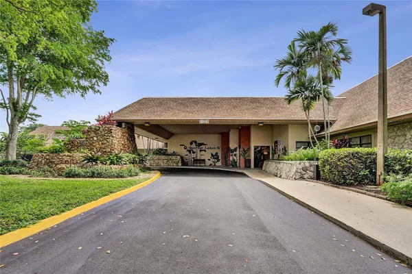a view of a tennis court