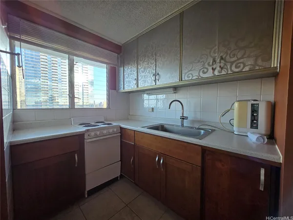 $1,800 | 747 Amana Street, Unit 2216, Honolulu, HI 96814