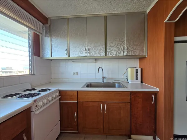 $1,800 | 747 Amana Street, Unit 2216, Honolulu, HI 96814