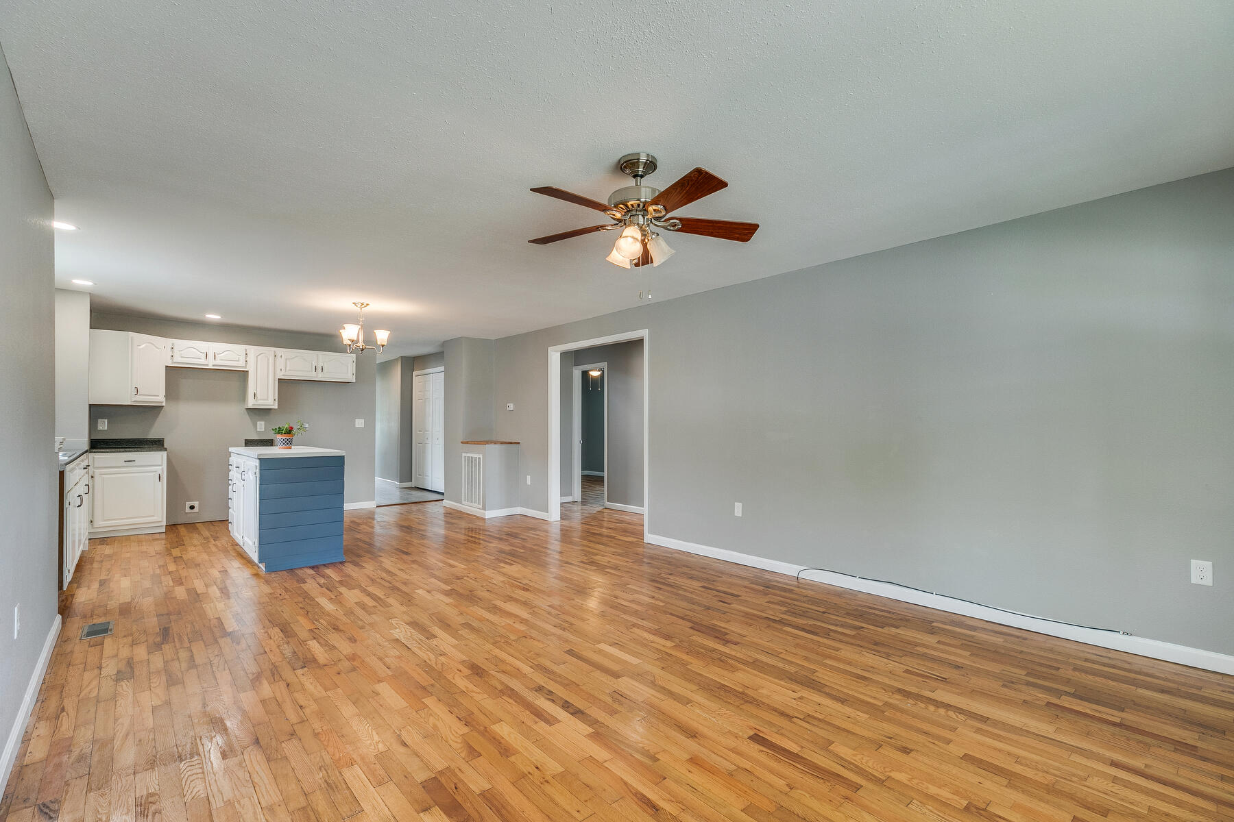 1613 Spring Street Kingsport, TN 37664 - Photo 5 of 39 008