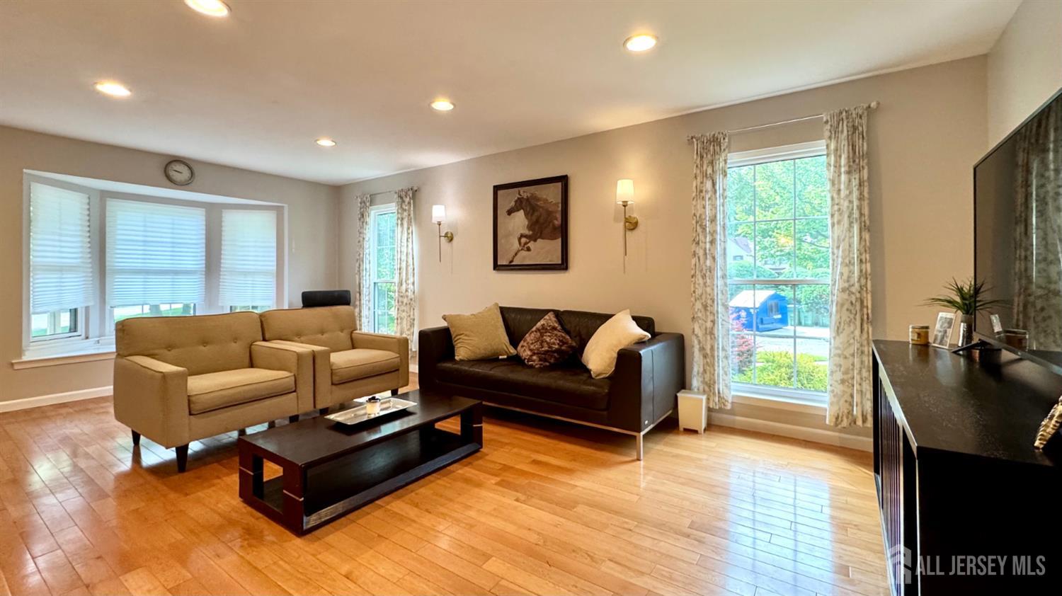 507 Timber Oaks Road Edison, NJ 08820 - Photo 4 of 17 a living room with furniture and a flat screen tv