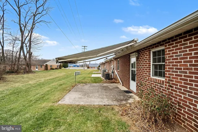 a view of a backyard with brick wall