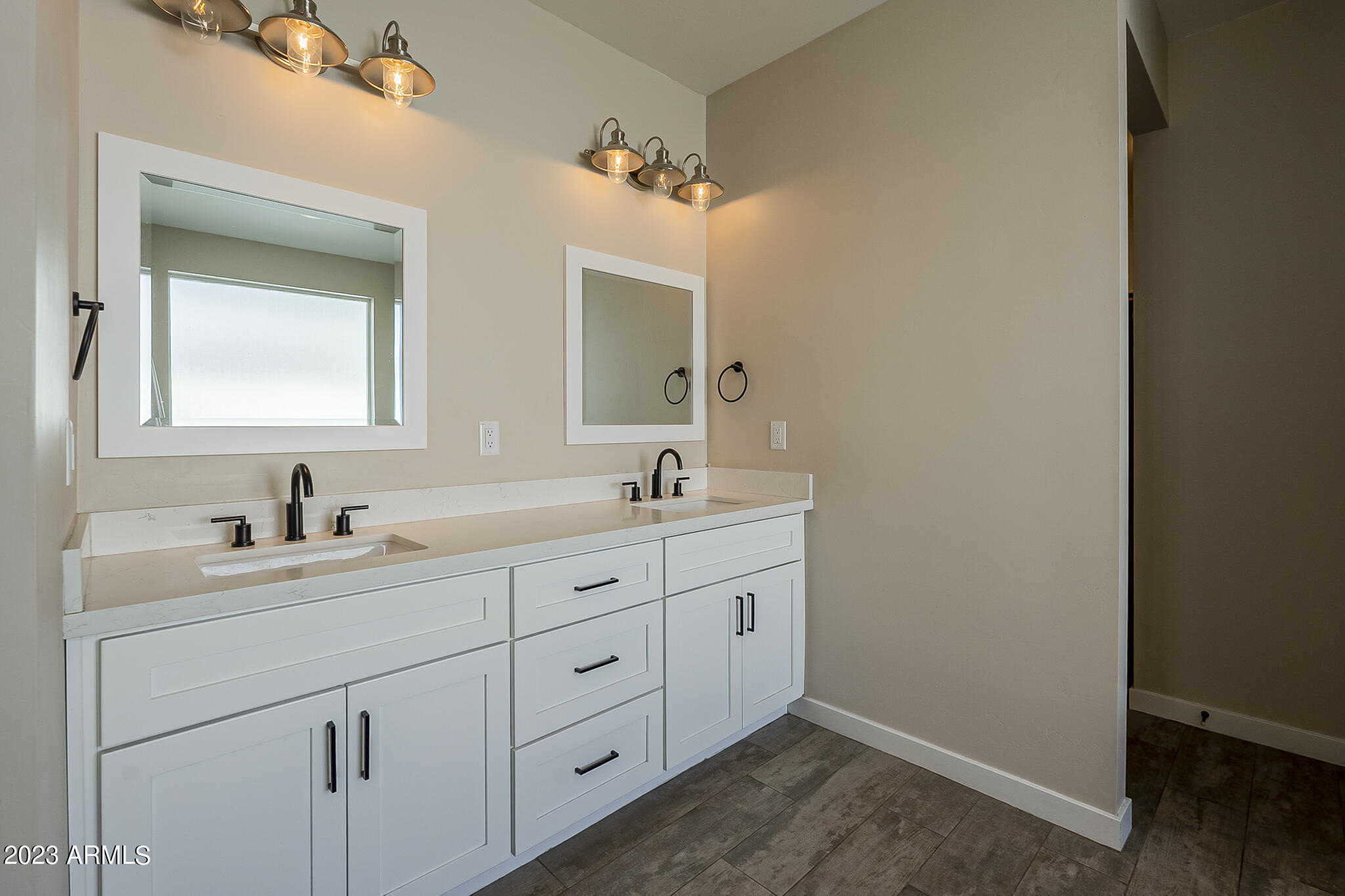 4842 East Piccadilly Road Phoenix, AZ 85018 - Photo 22 of 37 Primary Bath