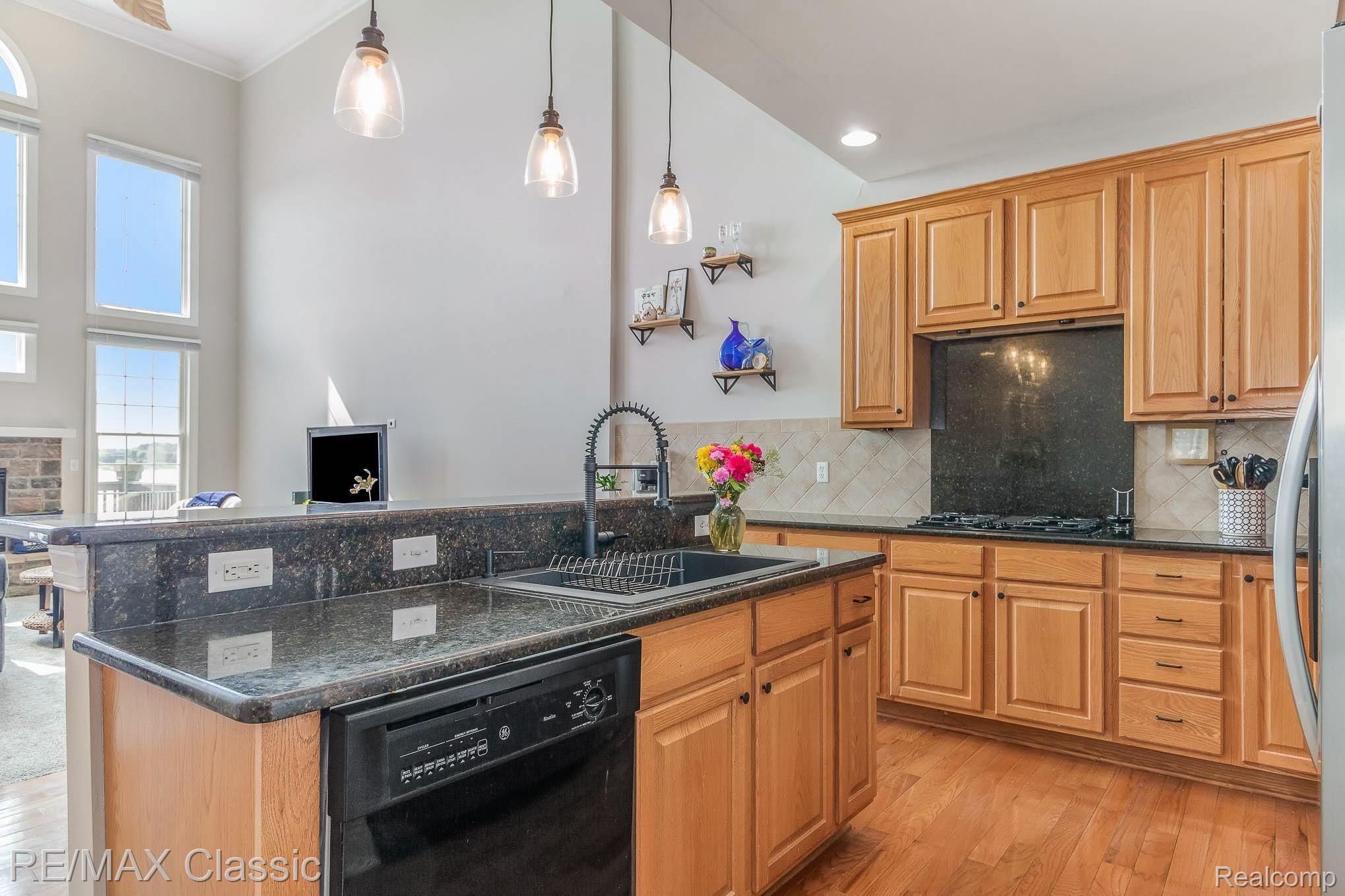 24749 Reeds Pointe Drive, Unit 38 Novi, MI 48374 - Photo 8 of 46 Kitchen w/Center Island