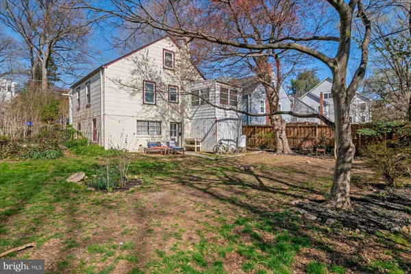 a view of a yard with a house