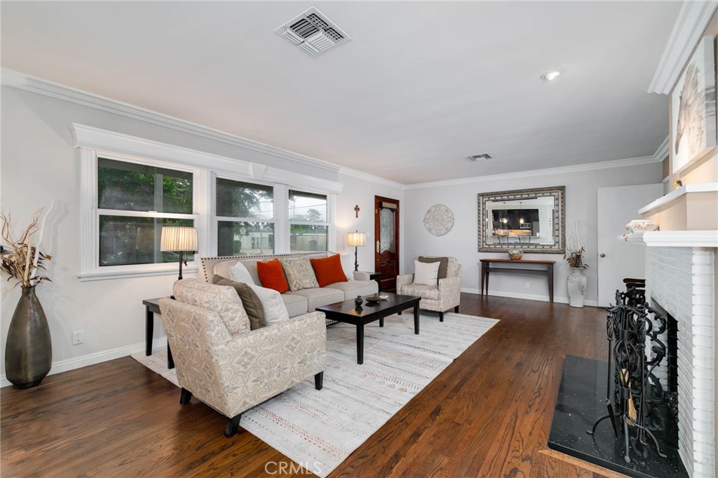 307 West 11th Street Azusa, CA 91702 - Photo 6 of 35