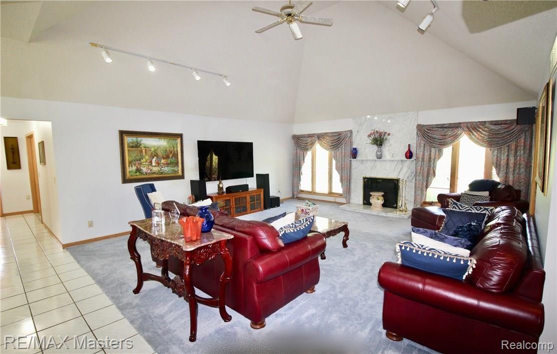 From any direction, you can see all the room for your furniture and your lifestyle just waiting for you.