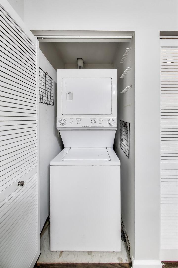 1658 West Farwell Avenue, Unit GC Chicago, IL 60626 - Photo 13 of 20 a utility room with dryer and washer
