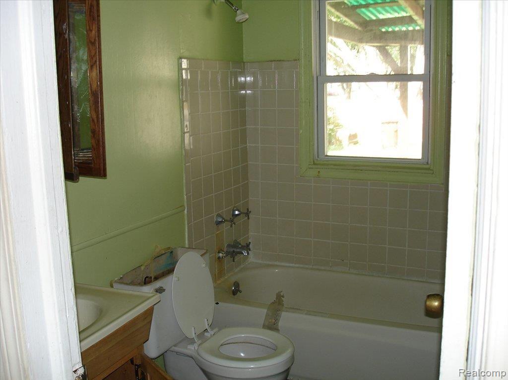 5452 Howe Road Wayne, MI 48184 - Photo 4 of 6 Bathroom