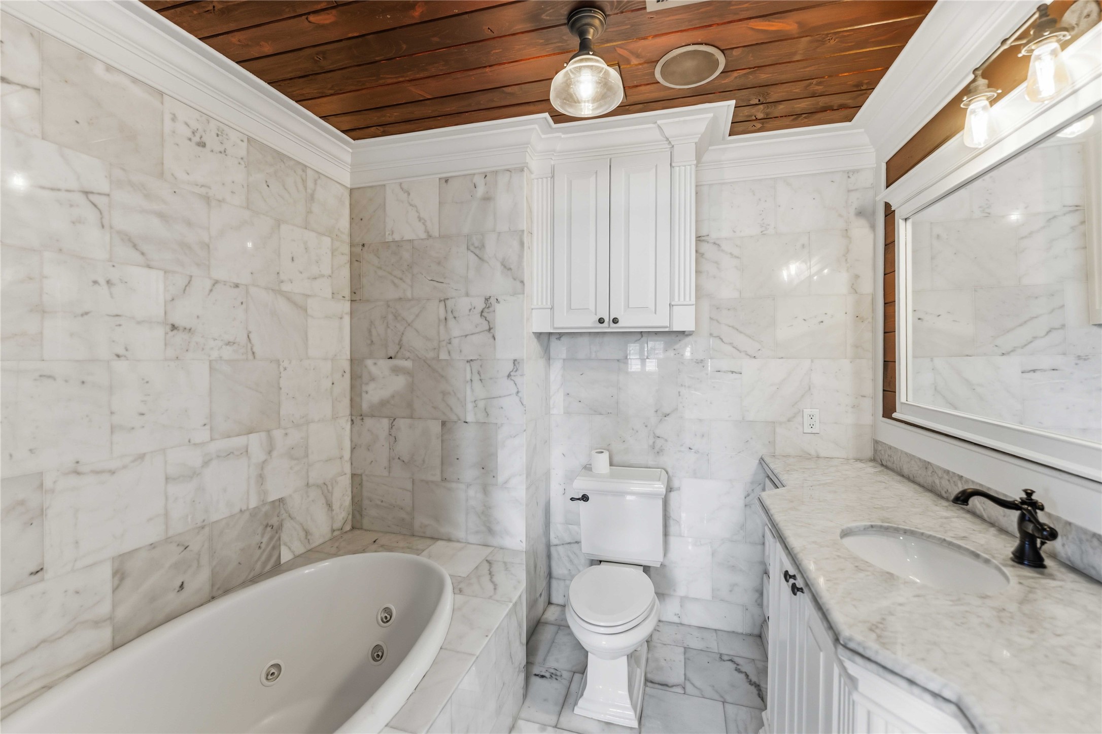4031 Fernwood Drive Houston, TX 77021 - Photo 21 of 34 a bathroom with a sink a toilet and bathtub