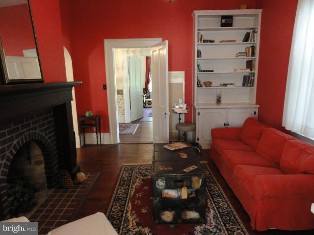 16611 Sugarland Road Boyds, MD 20841 - Photo 10 of 28 Living Room