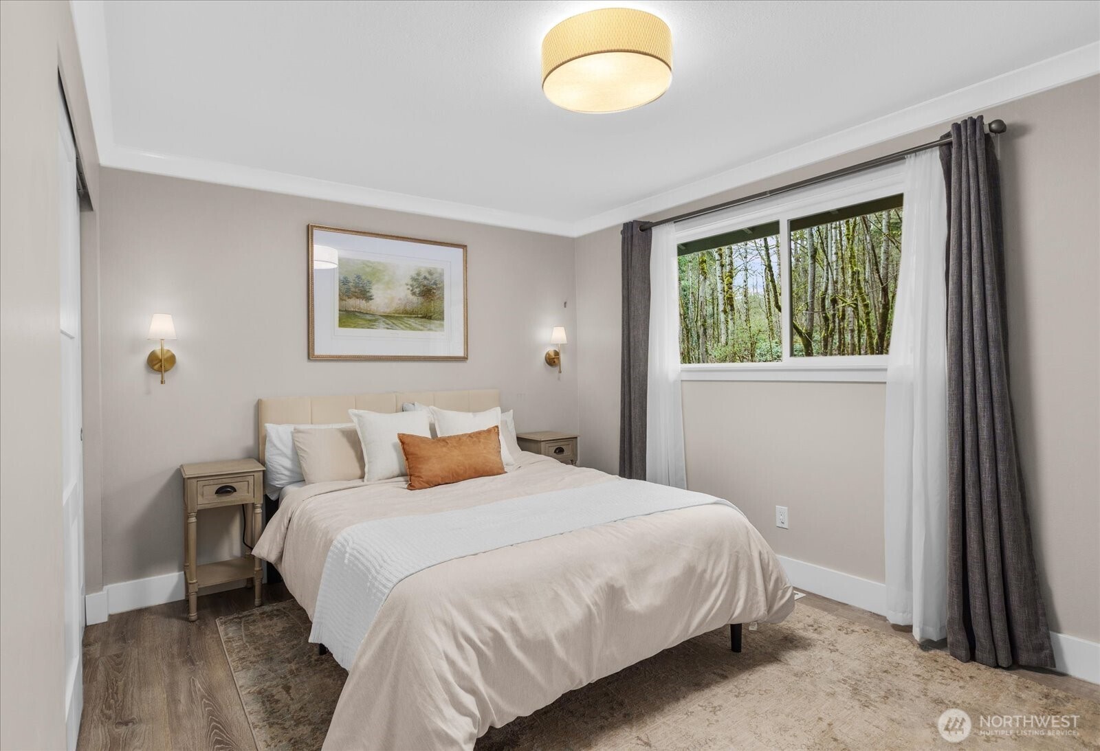 13425 North Echo Lake Road Snohomish, WA 98296 - Photo 18 of 39 a bedroom with a bed and a painting on the wall