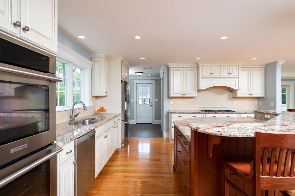 90 Meredith Circle Milton, MA 02186 - Photo 4 of 28