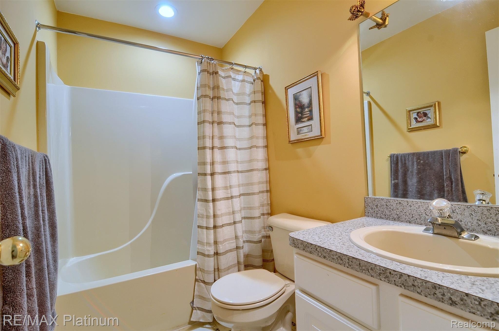 4799 East Clyde Road Howell, MI 48855 - Photo 25 of 38 25-Bathroom.jpg