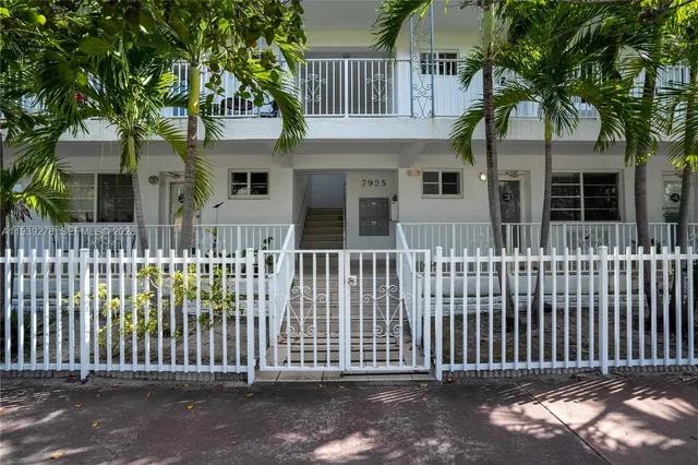 $2,300 | 7925 Hawthorne Avenue, Unit 4, Miami Beach, FL 33141
