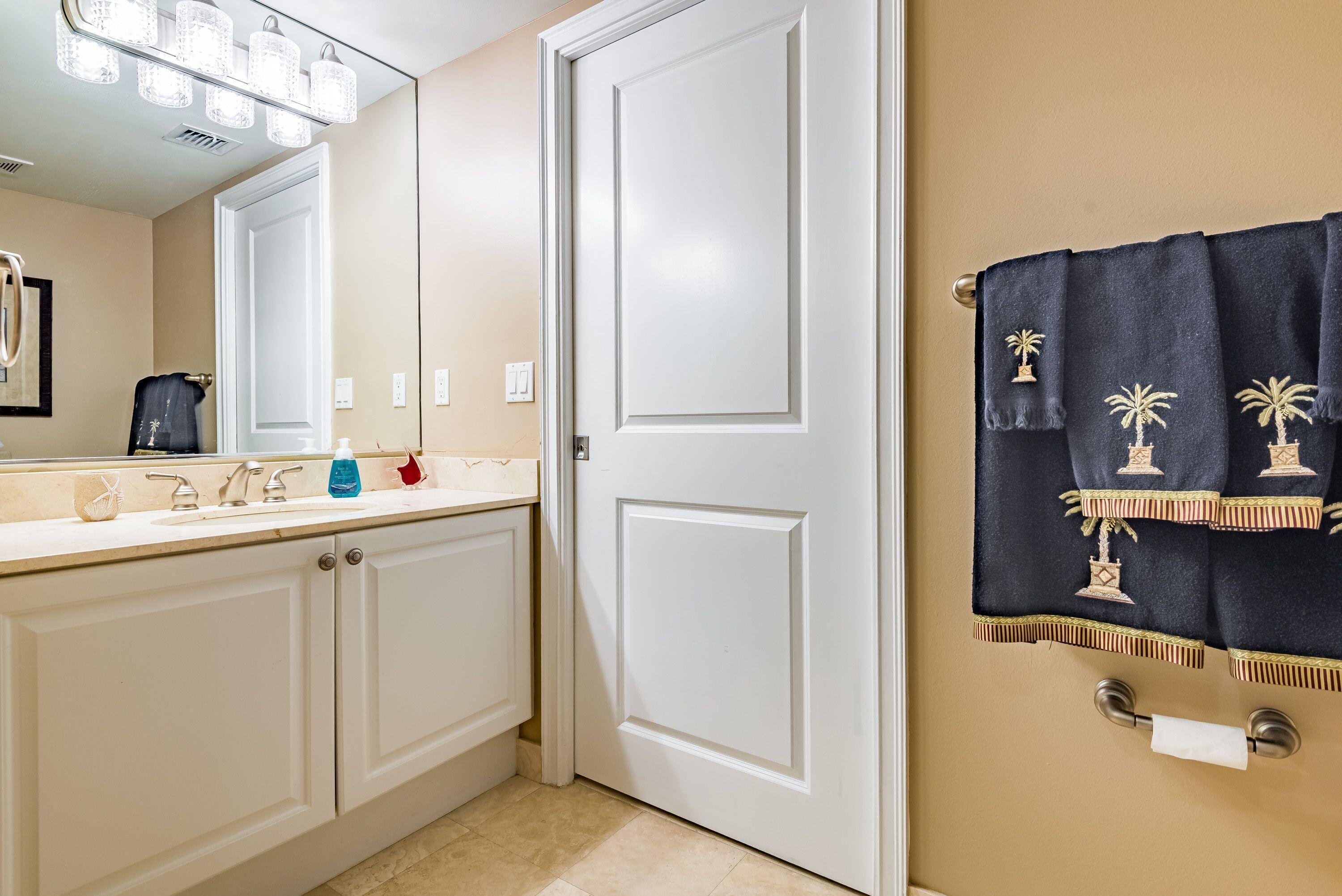 99 Southeast Mizner Boulevard, Unit 215 Boca Raton, FL 33432 - Photo 21 of 40 2nd Bath room