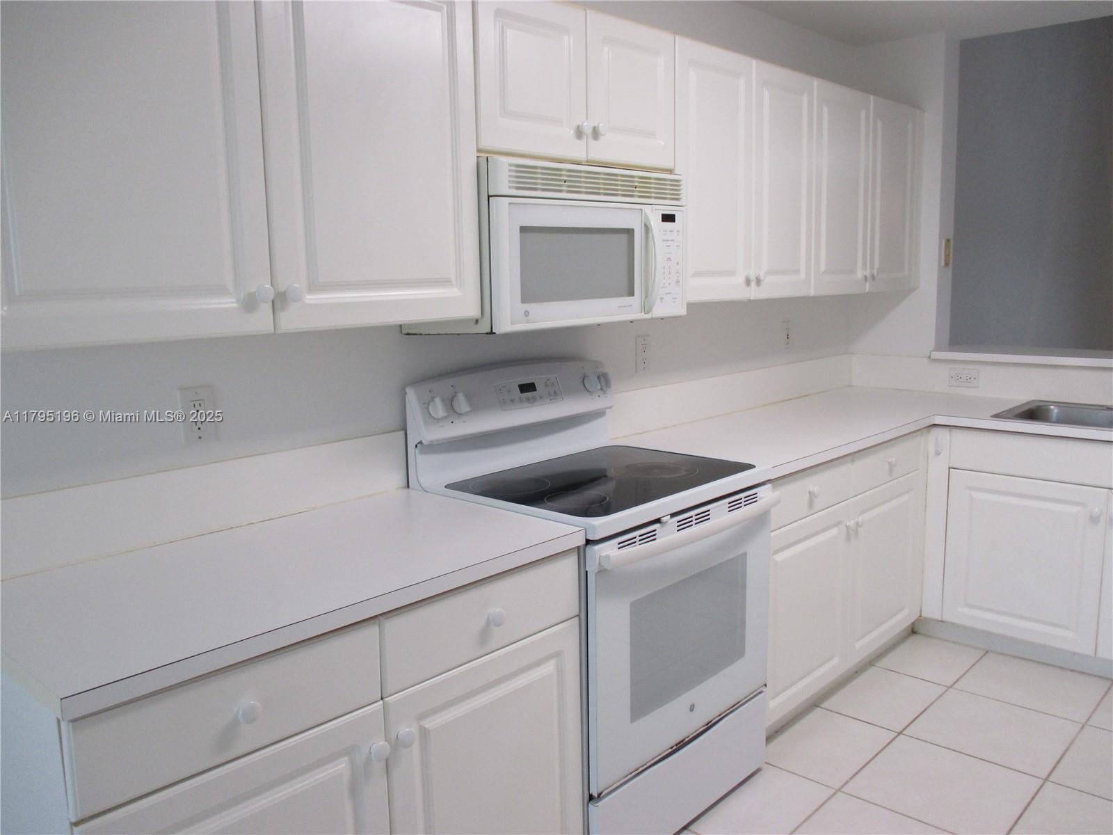 4112 Pine Ridge Lane Weston, FL 33331 - Photo 4 of 19